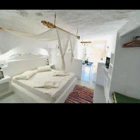 Traditional Syrma Nikos * Klima (Milos)