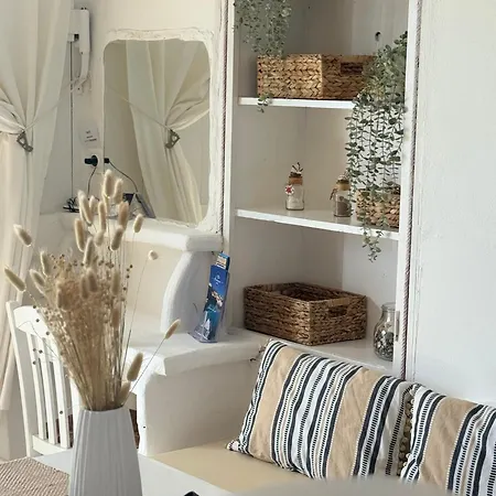 Traditional Syrma Nikos * Klima (Milos)